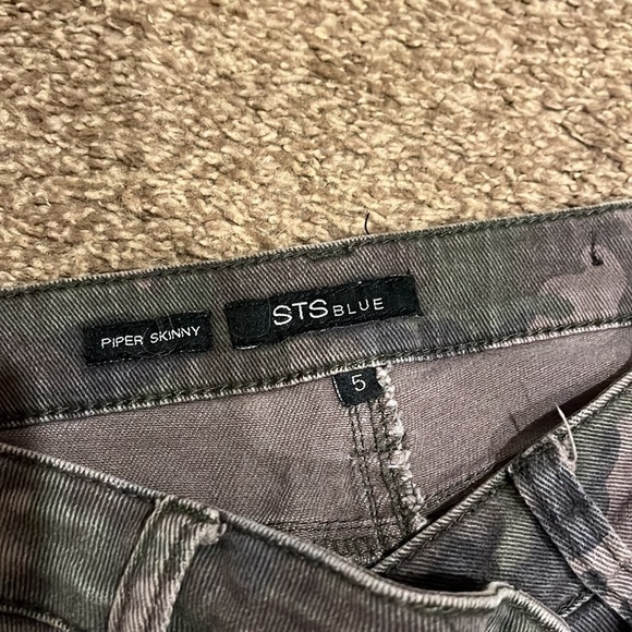 Cute Distressed Camo Jeans - Picture 5 of 7